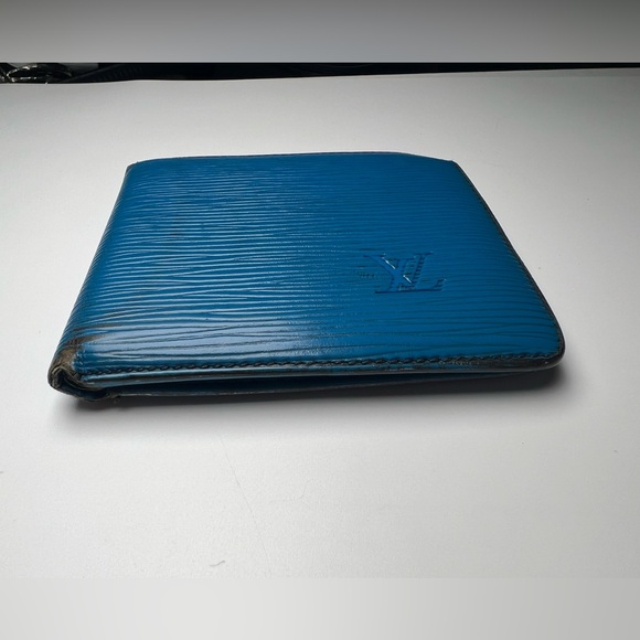 LOUIS VUITTON Epi Bifold Wallet - Picture 4 of 14